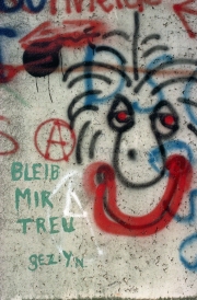 Graffito "BLEIB MIR TREU" von Thierry Noir