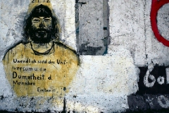 Graffito "Unendlich sind das Universum und die Dummheit des Mens