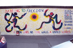 Mural "DANCING TO FREEDOM, NO MOR WARS, NO MR WALLS, A UNITED WORLD" von Jolly Kunjappy